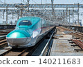 東北青森新幹線E5系列列車從月台出發 140211683