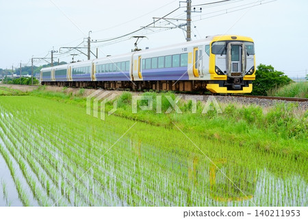 特快列車「綾女」是前往水鄉伊塔科鳶尾花節的交通工具。 140211953