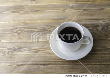 留出放置咖啡杯和木桌的空白區域 留出放置咖啡杯和木桌的空白區域 140211955