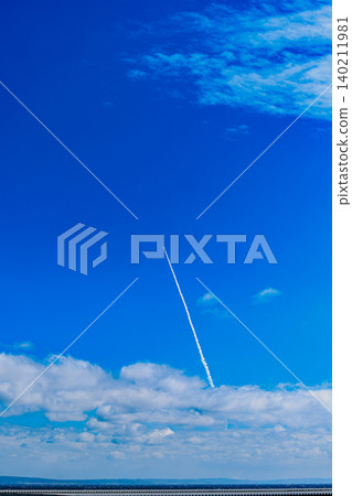 火箭發射後的天空給人一種太空探索的感覺。 火箭發射後的天空給人一種太空探索的感覺。 140211981