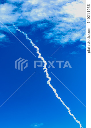 夏日天空景色,火箭發射後留下的尾跡清晰可見。 夏日天空景色,火箭發射後留下的尾跡清晰可見。 140211988