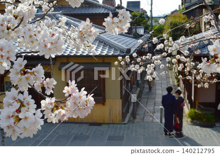 Kyoto's Higashiyama district, with cherry blossoms in bloom at dusk: Nene-no-michi and Ishibei-koji alleyways. Kyoto's Higashiyama district, with cherry blossoms in bloom at dusk: Nene-no-michi and Ishibei-koji alleyways. 140212795