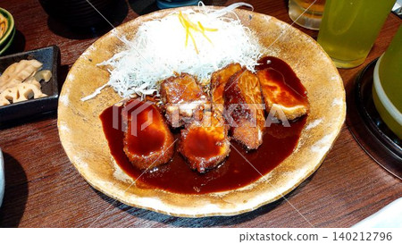 名古屋的美食…著名的「炸豬排」(豬裡肌排) 名古屋的美食…著名的「炸豬排」(豬裡肌排) 140212796