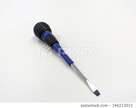 白色背景上的平頭螺絲刀 白色背景上的平頭螺絲刀 140213013