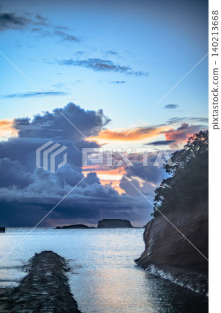 清晨,種子島熊野海灘的景色,彩虹般的雲彩和積雨雲在黎明時分鋪滿天空。 清晨,種子島熊野海灘的景色,彩虹般的雲彩和積雨雲在黎明時分鋪滿天空。 140213668