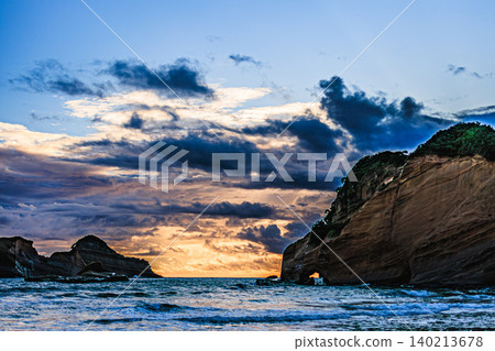 黎明時分,海岸峭壁與洶湧波濤交相輝映 | 種子島廣田港 黎明時分,海岸峭壁與洶湧波濤交相輝映 | 種子島廣田港 140213678