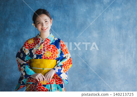 一個女人穿著浴衣 140213725