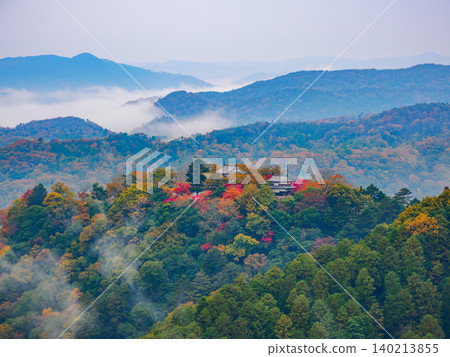深秋清晨，備中松山城的天守閣和兩層高的角樓被層層疊疊的雲海和絢麗的秋葉所籠罩。 [天空之城] 140213855