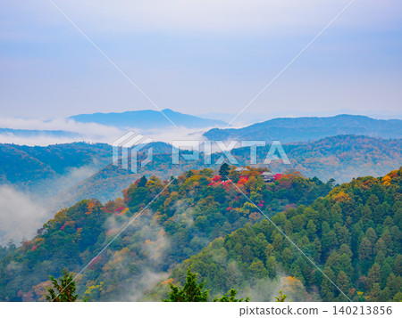 In the early morning of late autumn, the keep and two-story turret of Bitchu Matsuyama Castle are enveloped in a sea of rising clouds and vibrant autumn foliage. [Castle in the Sky] 140213856
