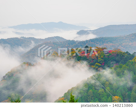 In the early morning of late autumn, a sea of clouds rises up, looming over the castle tower—a fantastical sight at Bitchu Matsuyama Castle, the "Castle in the Sky"—a scene of autumn foliage. In the early morning of late autumn, a sea of clouds rises up, looming over the castle tower—a fantastical sight at Bitchu Matsuyama Castle, the "Castle in the Sky"—a scene of autumn foliage. 140213860
