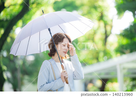 Business woman pointing a parasol 140213960