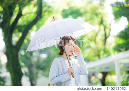 Business woman pointing a parasol 140213962