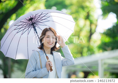 指向遮陽傘的女商人 指向遮陽傘的女商人 140213972
