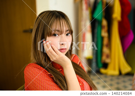 女人用手在臉上 140214084