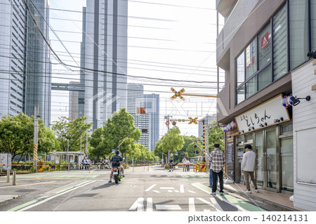 街景包括鐵路道口和向井河原站前的酒吧。 街景包括鐵路道口和向井河原站前的酒吧。 140214131