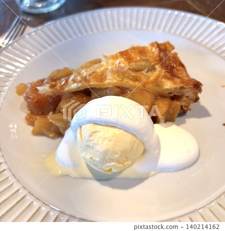 Homemade apple pie and vanilla ice cream 140214162