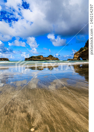 A spectacular display of tropical sea and sky at Hamada Beach in Tanegashima. A spectacular display of tropical sea and sky at Hamada Beach in Tanegashima. 140214297