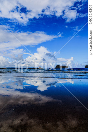 在種子島熊之浦上空,天空和大海的壯麗全景徐徐展開。 在種子島熊之浦上空,天空和大海的壯麗全景徐徐展開。 140214305