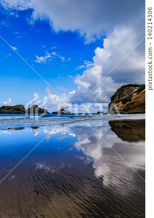 濱田海灘的夏日景色，清澈的海浪和美麗的白色沙灘。 140214306