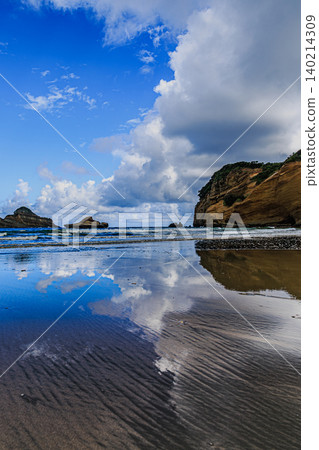 濱田海灘的海岸風光,那裡有一片如鏡般平靜的水面延伸開來。 濱田海灘的海岸風光,那裡有一片如鏡般平靜的水面延伸開來。 140214309