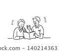 一位老人在看小冊子和線條畫的同時聽人講解。 140214363