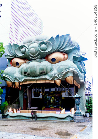 [Osaka] Summer in Namba: The Lion Hall of Namba Yasaka Shrine in the Rain 140214859