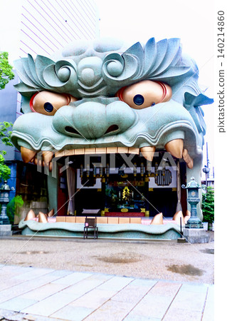 [Osaka] Summer in Namba: The Lion Hall of Namba Yasaka Shrine in the Rain 140214860