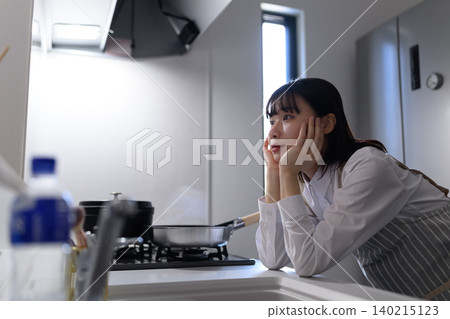 廚房裡沉思的女人 140215123