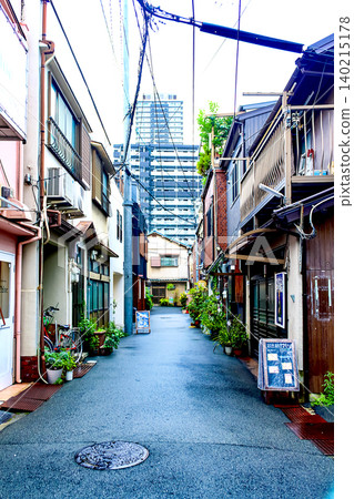 [大阪]夏天的中崎町：雨後的復古街景 140215178