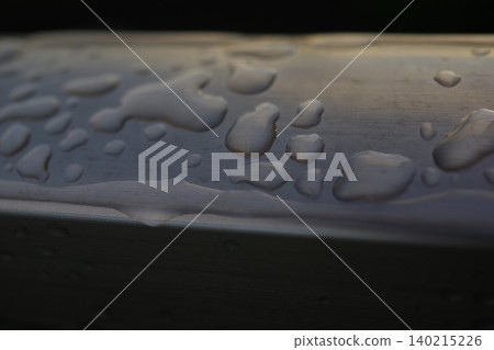 扶手上的雨滴(水平方向) 扶手上的雨滴(水平方向) 140215226