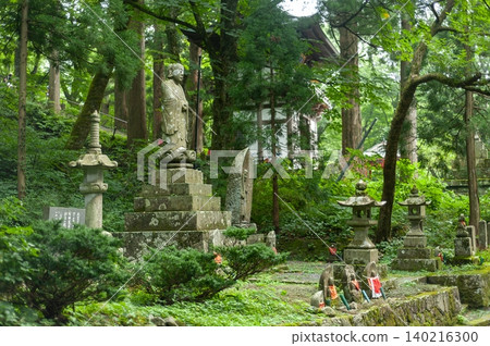 在鳥取縣大仙町的大仙寺內，矗立著佐佐木高綱的真人大小的地藏菩薩像，周圍環繞著茂盛的綠植和一組歷史悠久的石塔。 140216300
