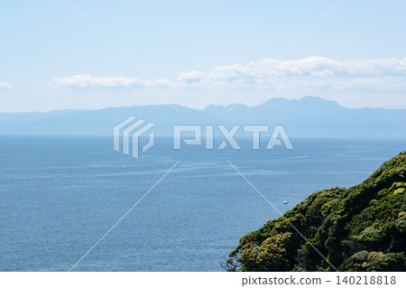 從江之島的山丘上眺望大海 從江之島的山丘上眺望大海 140218818