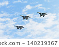 日本航空自衛隊戰術戰鬥機訓練大隊的F-15DJ鷹式戰鬥機進行三角編隊飛行。 140219367