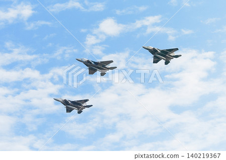 日本航空自衛隊戰術戰鬥機訓練大隊的F-15DJ鷹式戰鬥機進行三角編隊飛行。 日本航空自衛隊戰術戰鬥機訓練大隊的F-15DJ鷹式戰鬥機進行三角編隊飛行。 140219367