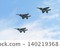 日本航空自衛隊戰術戰鬥機訓練大隊的F-15DJ鷹式戰鬥機進行三角編隊飛行。 140219368