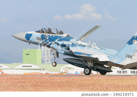 日本航空自衛隊戰術戰鬥機訓練大隊的F-15DJ「鷹」式戰鬥機著陸 日本航空自衛隊戰術戰鬥機訓練大隊的F-15DJ「鷹」式戰鬥機著陸 140219371
