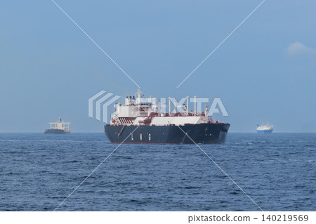 東京灣的液化天然氣運輸船和海上物流為日本的能源需求提供支援。 140219569
