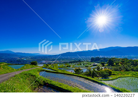[Nagano Prefecture] Rice planting has begun in the terraced rice fields of Obasute at sunrise. 140220227