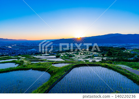 [Nagano Prefecture] Rice planting has begun in the terraced rice fields of Obasute at sunrise. 140220236