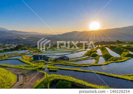 [Nagano Prefecture] Rice planting has begun in the terraced rice fields of Obasute at sunrise. 140220254