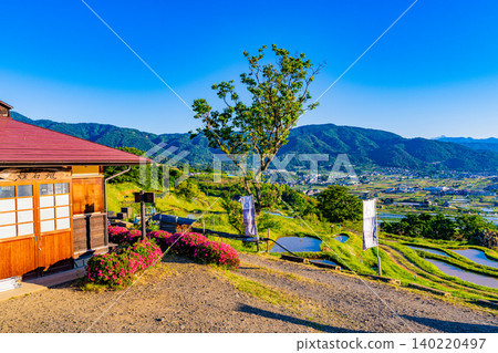 [Nagano Prefecture] Rice planting has begun in the terraced rice fields of Obasute and near Meisekien in the early morning. 140220497