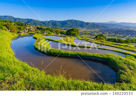 [Nagano Prefecture] Rice planting has begun in the terraced rice fields of Obasute in the early morning. 140220533
