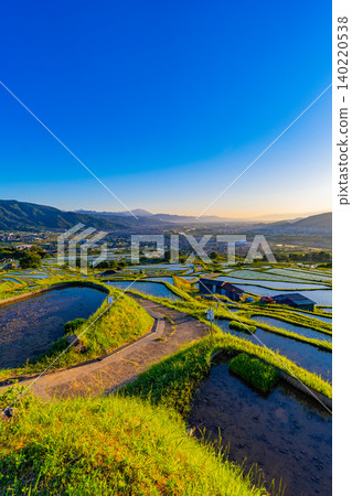 [Nagano Prefecture] Rice planting has begun in the terraced rice fields of Obasute in the early morning. 140220538