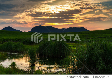 索尼高原初夏:夕陽從金色的雲層間探出頭來,沉入索尼山脈之後;陽光透過薄雲照亮了高原① 索尼高原初夏:夕陽從金色的雲層間探出頭來,沉入索尼山脈之後;陽光透過薄雲照亮了高原① 140220596