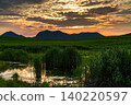Early summer on the Soni Plateau: The setting sun peeks out from between golden clouds and sinks behind the Soni mountain range; the sun illuminates the plateau through thin clouds (Part 2) 140220597