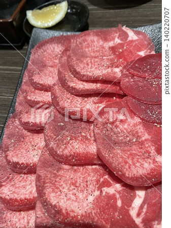 用鹽和胡椒粉調味的生牛舌片 用鹽和胡椒粉調味的生牛舌片 140220707