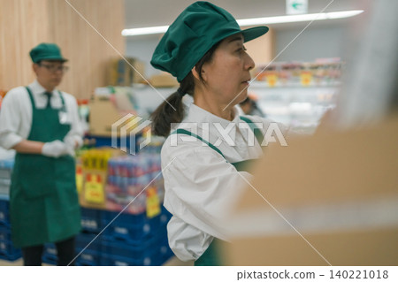 supermarket, salesperson, shop assistant 140221018
