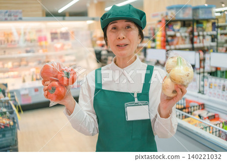 supermarket, salesperson, shop assistant 140221032