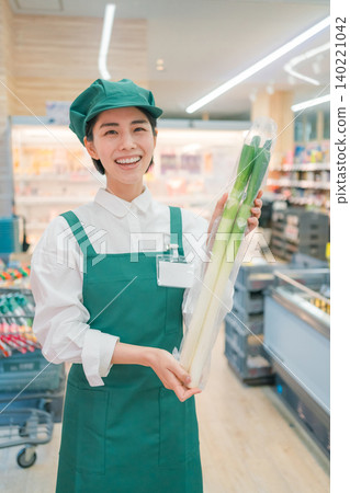 supermarket, salesperson, shop assistant 140221042