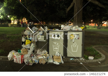Overflowing garbage 140221274